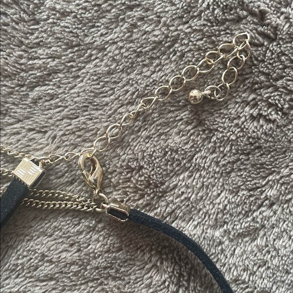 Gold and Black Necklace with Pendant - Picture 6 of 6